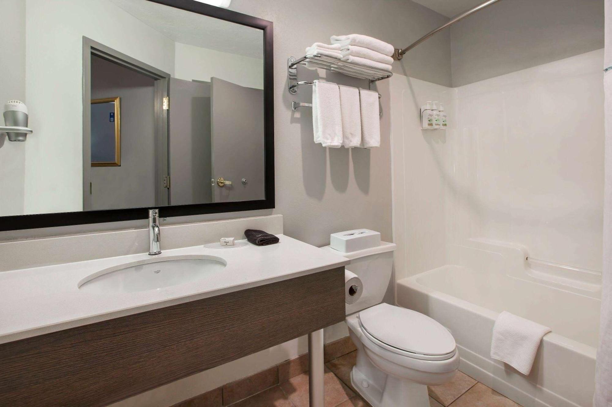 Days Inn & Suites By Wyndham Moncton Exteriér fotografie